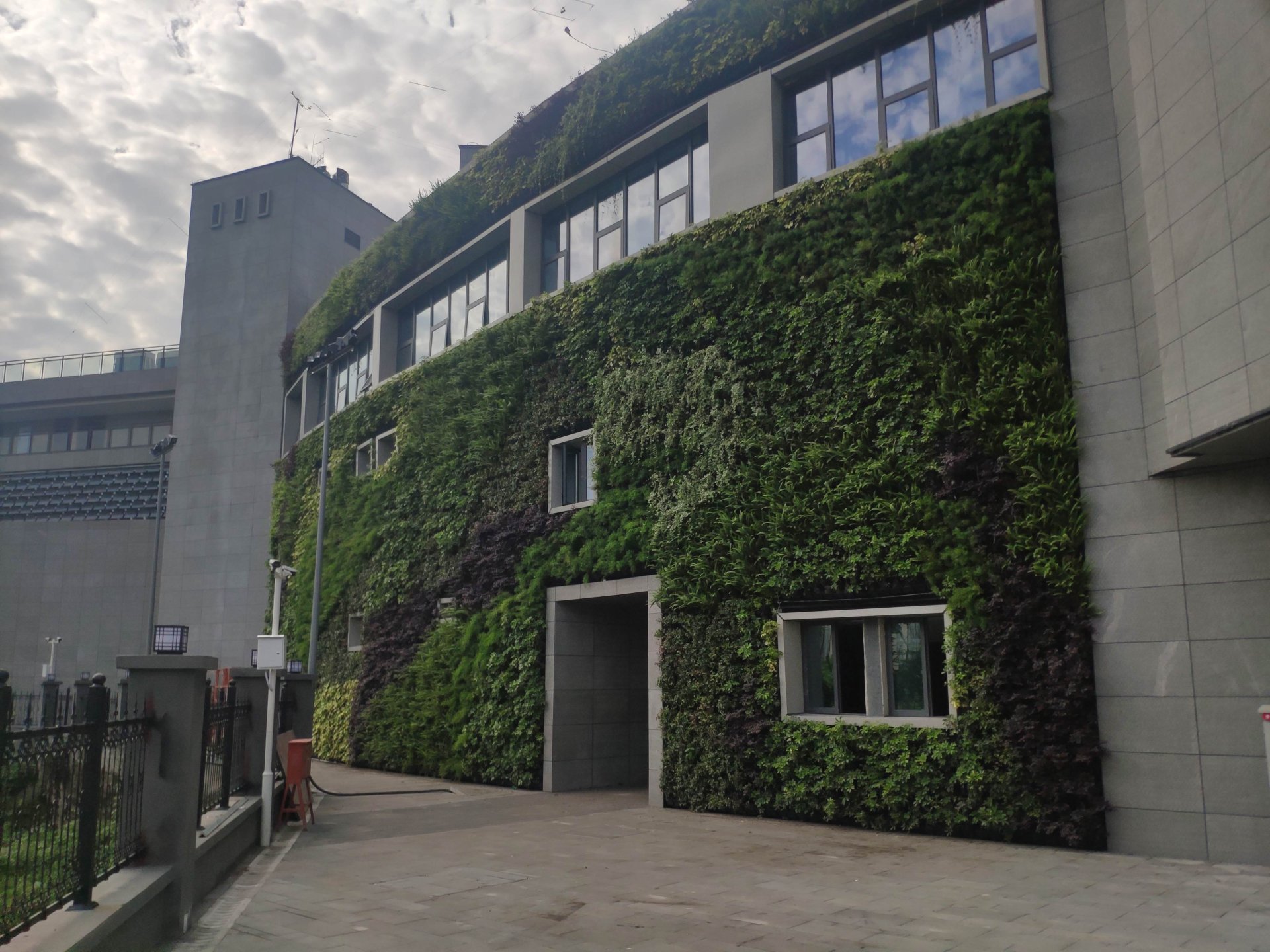 展馆建筑外墙垂直绿化植物墙