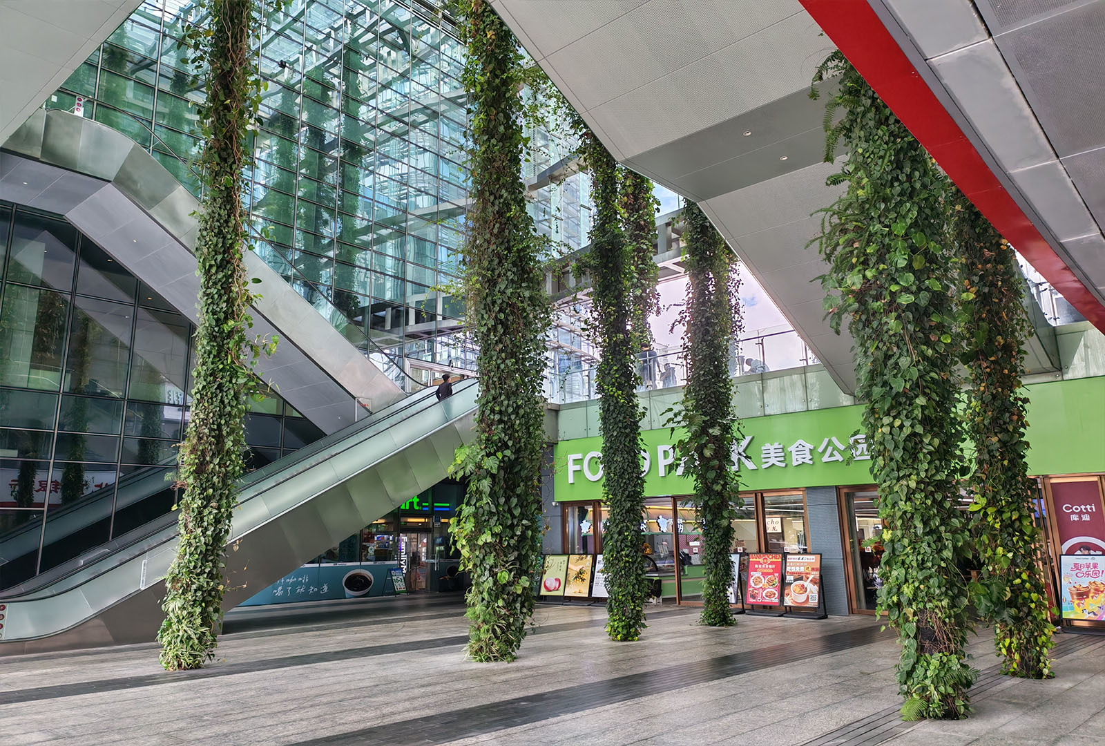 海岸城商场吊柱垂直绿化植物墙