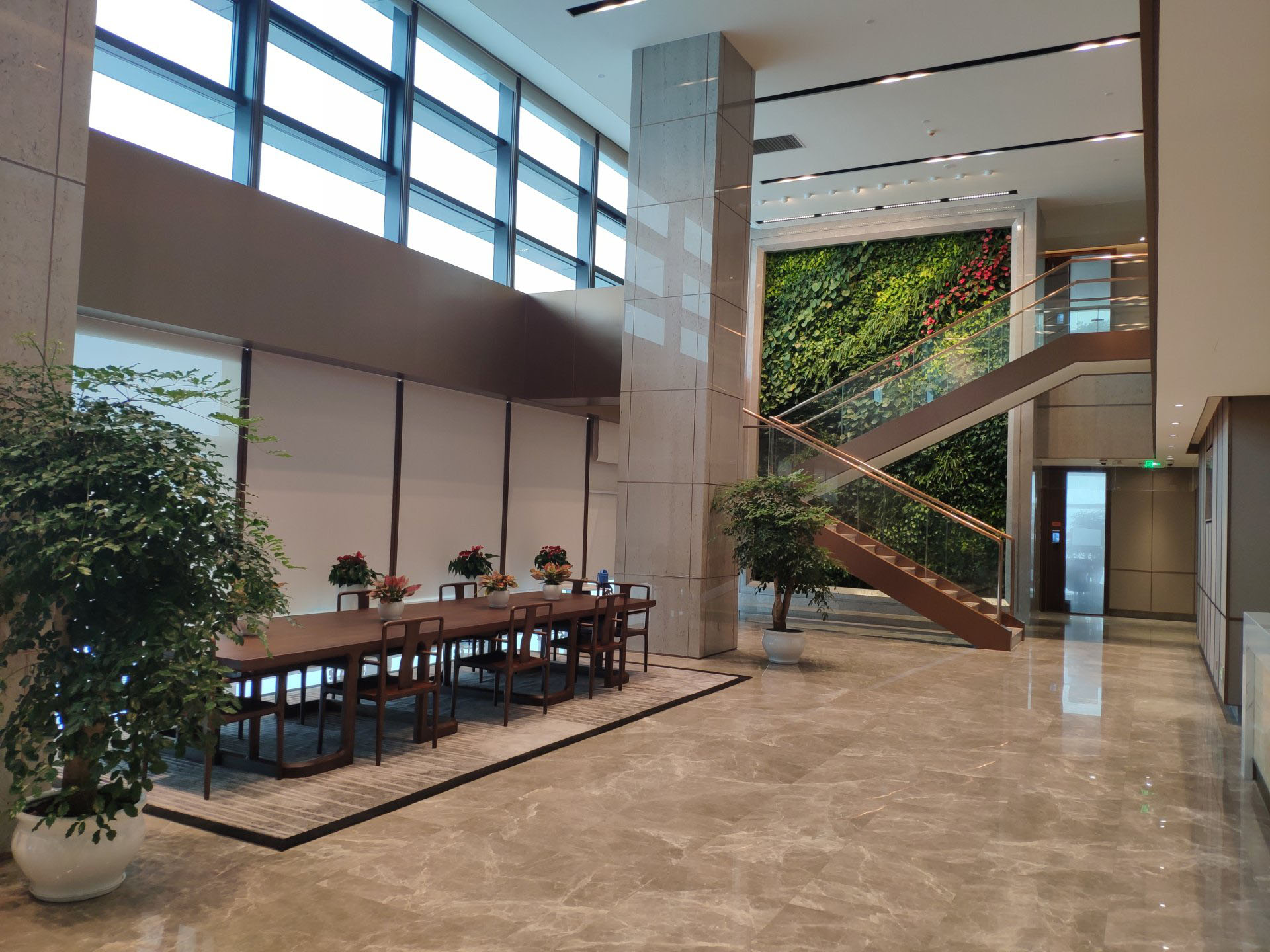 前海自贸大厦植物墙施工