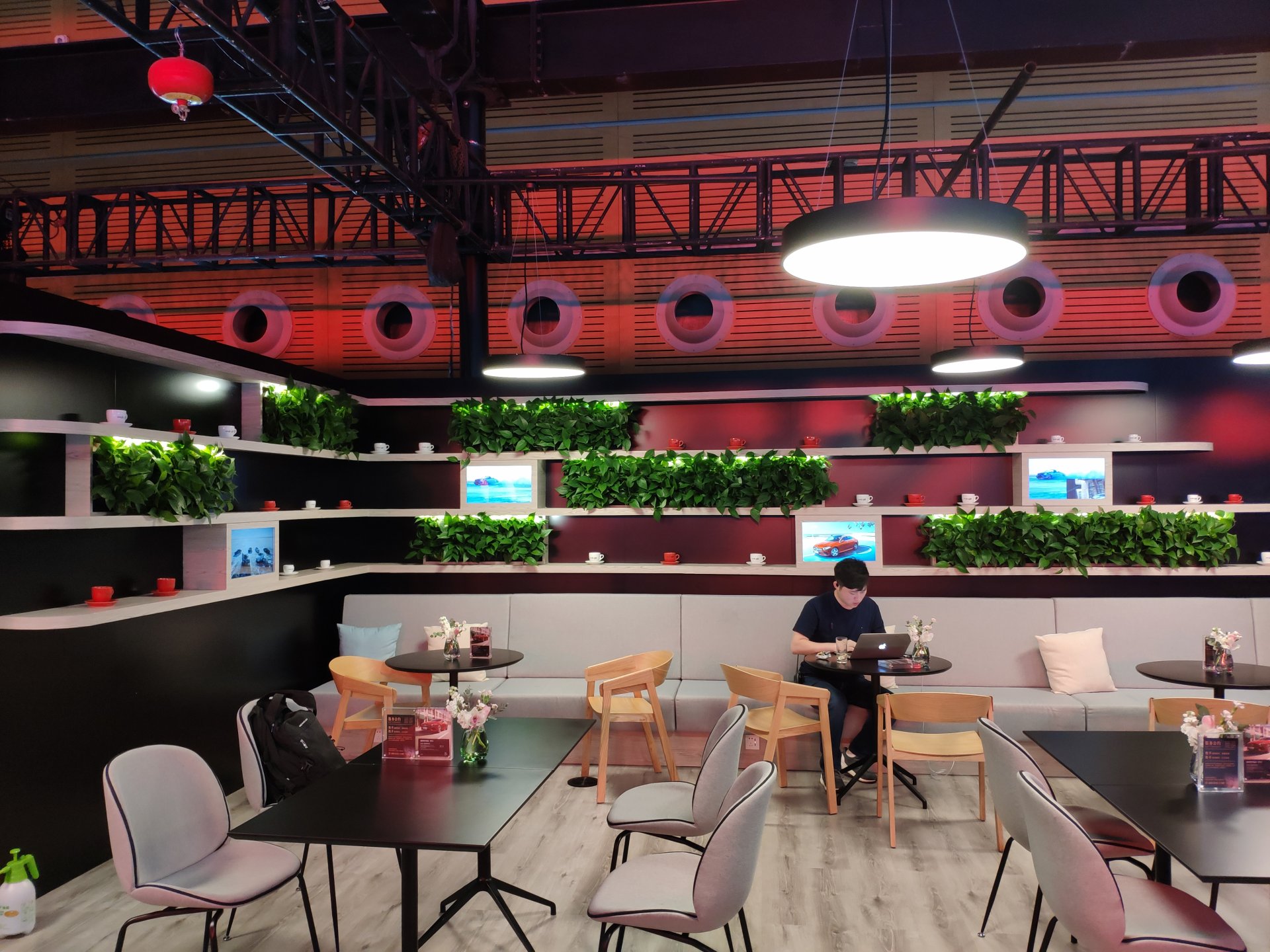 奔驰ＭＥ 深圳展会垂直绿化植物墙布置