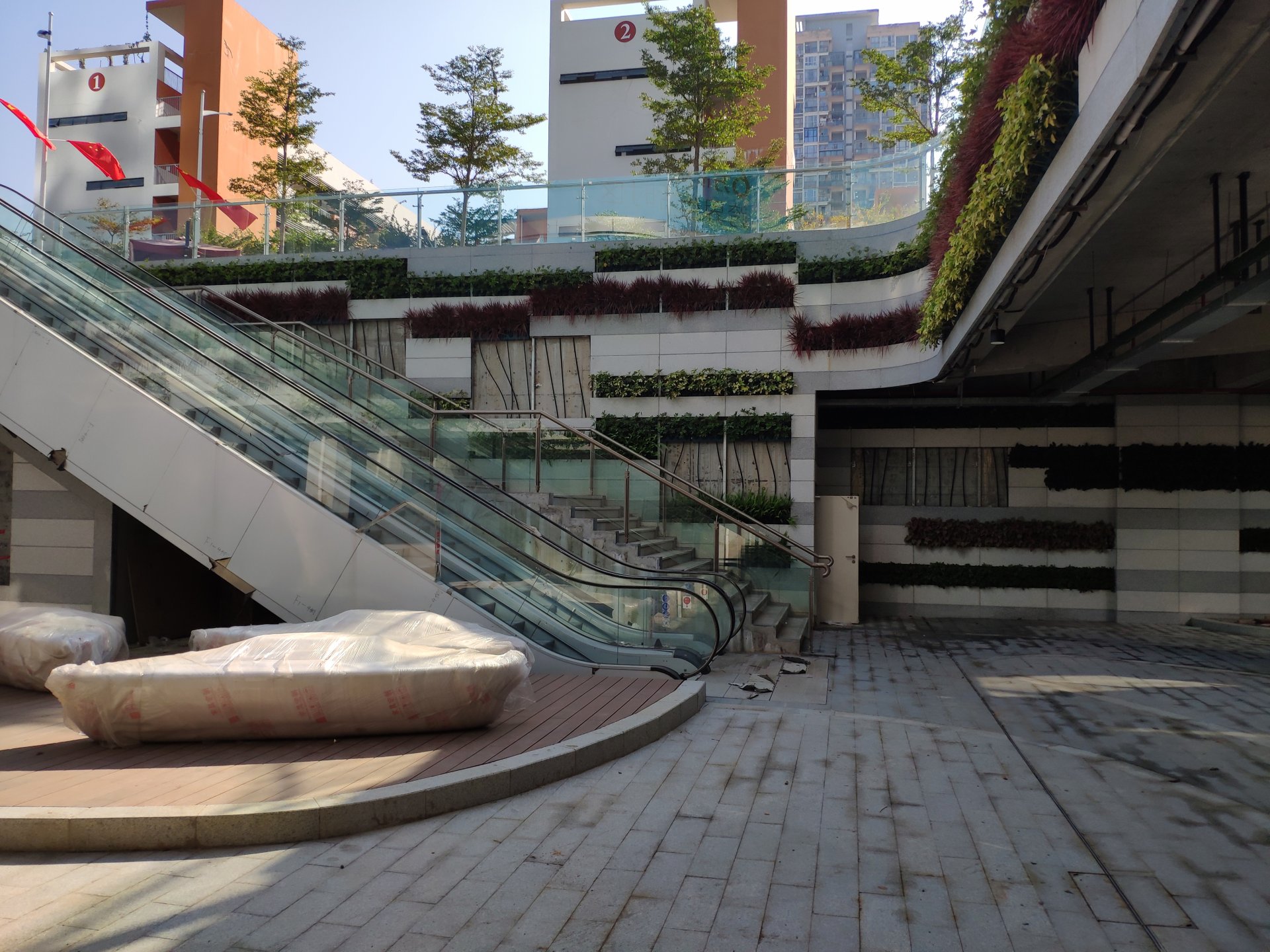 兆邦基立桥商场下沉广场垂直绿化植物墙